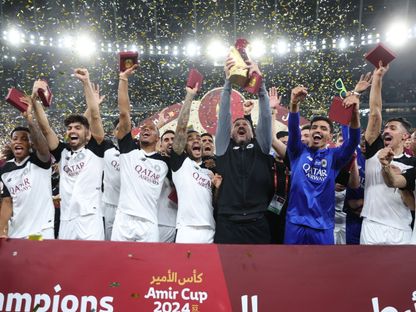 لاعبو السد يرفعون كأس أمير قطر بعد فوزهم على نادي قطر - 24 مايو 2024 - X/@QFA