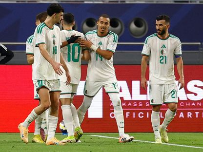احتفال لاعبين من الجزائر بتسجيل هدف في مرمى البحرين بكأس العرب - 6 ديسمبر 2025 - Reuters