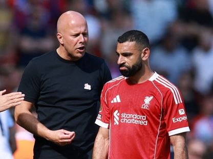 آرني سلوت مدرب ليفربول يتحدث مع محمد صلاح بعد استبداله للإصابة - 25 أبريل 2026 - Reuters