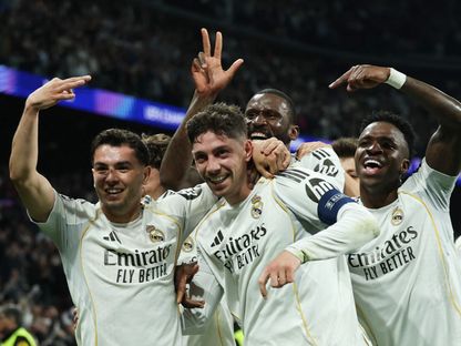 فيديريكو فالفيردي قائد ريال مدريد يحتفل مع زملائه بعد تسجيل الهاتريك بمواجهة مانشستر سيتي في ذهاب ثمن نهائي دوري أبطال أوروبا - 11 مارس 2026 - Reuters