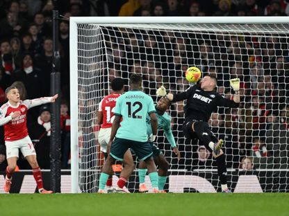 الكرة تصطدم برأس سام جونستون حارس ولفرهامبتون ليتقدم أرسنال في الدوري الإنجليزي الممتاز - 13 ديسمبر 2025 - Reuters