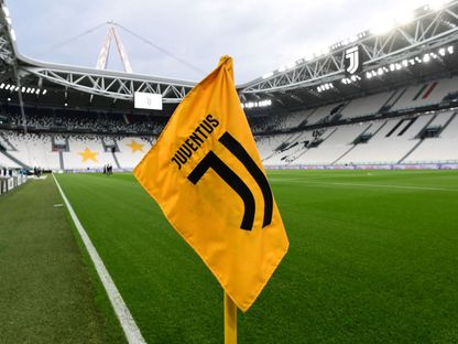 شعار يوفنتوس على راية الزاوية في ملعب النادي - AFP
