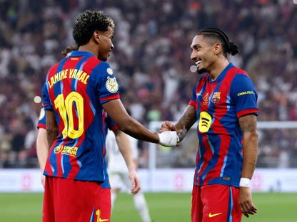 رافينيا ولامين يامال خلال نهائي كأس السوبر الإسباني بين برشلونة وريال مدريد - 11 يناير 2026 - Reuters