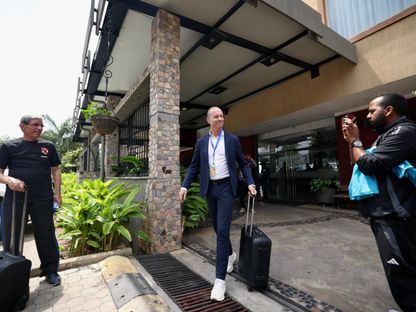 الدنماركي ييس توروب مدرب الأهلي قبل تحرك الفريق لملعب مباراته أمام إيغل نوار في دوري أبطال إفريقيا - 18 أكتوبر 2025 - X/@AlAhly