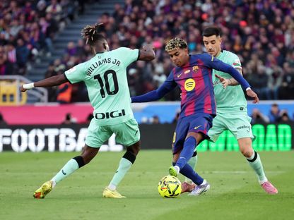 لامين يامال نجم برشلونة يحاول مراوغة نيكو وليامز مهاجم أتلتيك بلباو في مواجهتهما بالدوري الإسباني - 22 نوفمبر 2025 - Reuters