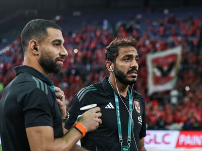 محمود كهرباء رفقة عمرو السولية في مباراة سابقة للنادي الأهلي المصري - X/@AlAhly