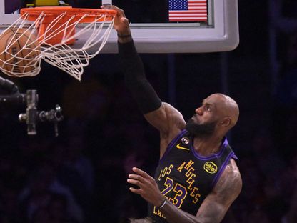 ليبرون جيمس يسجل دانك خلال مباراة لوس أنجلوس ليكرز وكليفلاند كافالييرز - 1 أبريل 2026 - Reuters