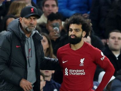 جناح ليفربول محمد صلاح ومدرب الفريق يورغن كلوب خلال مباراة تشيلسي في الدوري الإنجليزي الممتاز- 4 أبريل 2023 - - Reuters