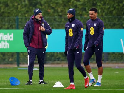 توماس توخيل مدرب إنجلترا (إلى اليسار) مع ماركوس راشفورد ومورجان روجرز لاعبي إنجلترا - 23 مارس 2025 - Reuters