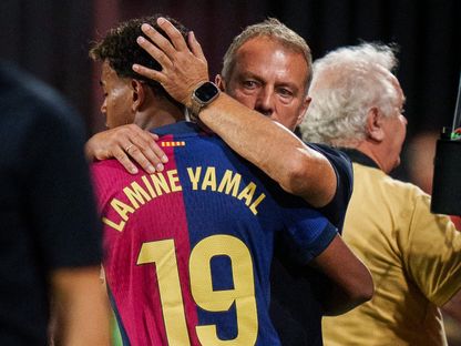 هانزي فليك مدرب برشلونة في عناق مع نجم الفريق لامين يامال - X/FCBarcelona_es