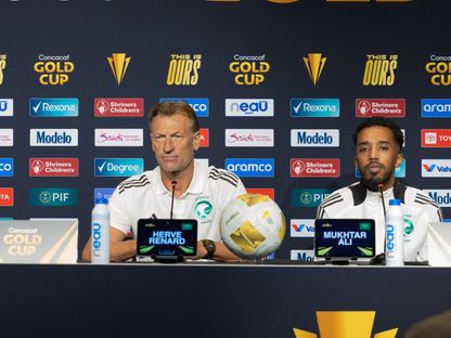 المدرب الفرنسي هيرفي رونار بجانب لاعبه في منتخب السعودية مختار علي من المؤتمر الصحفي قبل لقاء هايتي - 14 يونيو 2025 - X/SaudiNT_EN