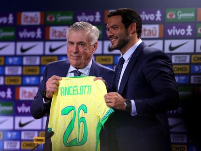 كارلو أنشيلوتي مدرب البرازيل الجديد أثناء تقديمه من الرئيس الجديد للاتحاد البرازيلي سمير سعود - 26 مايو 2025 - Reuters