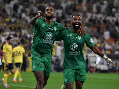 احتفال إيفان توني مع زميله فراس البريكان بتسجيل هدف للأهلي في مرمى النصر بالدوري السعودي - 2 يناير 2026 - X/@aawsat_spt