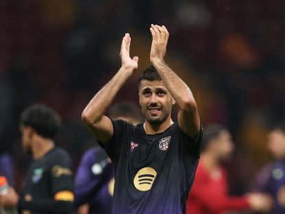 نجم برشلونة رودري يلقي التحية على الجمهور بعد الفوز على غلطة سراي في دوري أبطال أوروبا - 13 أكتوبر 2026 - Reuters