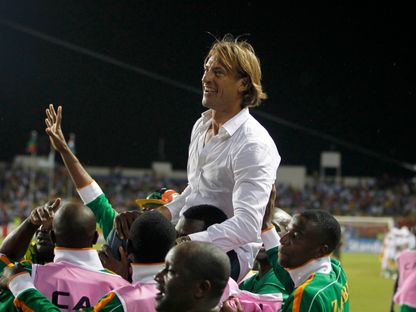 هيرفي رينارد يحتفل مع زامبيا بالتتويج بكأس أمم إفريقيا - 13 فبراير 2012 - Reuters