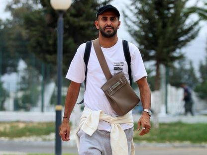 رياض محرز أثناء وصوله إلى معسكر المنتخب الجزائري - 1 سبتمبر 2025 - X/LesVerts