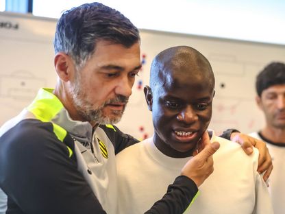 سيرجيو كونسيساو مدرب الاتحاد يودع اللاعب الفرنسي نغولو كانتي - 4 فبراير 2026 - X/@ittihad