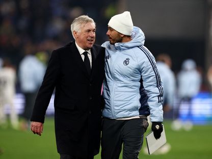 دافيدي أنشيلوتي (إلى اليمين) مع والده كارلو أنشيلوتي مدرب ريال مدريد - 10 ديسمبر 2024 - Reuters