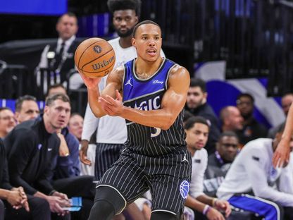 ديزموند بين لاعب أورلاندو ماجيك خلال مواجهة ميامي هيت في كأس دوري السلة الأميركي للمحترفين - 9 ديسمبر 2025 - Reuters