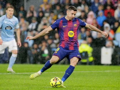 مهاجم برشلونة روبرت ليفاندوفسكي يسدد ركلة جزاء أمام سيلتا فيغو في الدوري الإسباني - 9 نوفمبر 2025 - Reuters