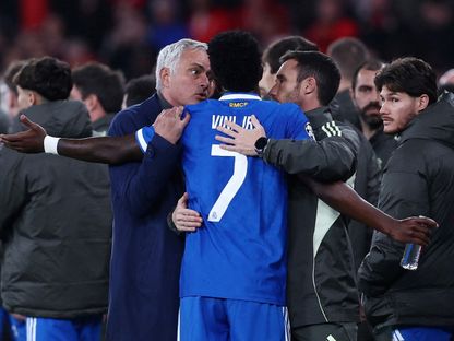 جوزيه مورينيو مدرب بنفيكا يتحدث مع فينيسيوس جونيور لاعب ريال مدريد خلال مواجهتهما بدوري أبطال أوروبا - 19 فبراير 2026 - Reuters