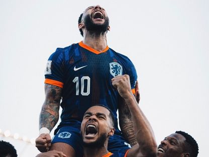 كودي غاكبو يحمل ممفيس ديباي بعد تسجيله هدفاً خلال مباراة بين هولندا وليتوانيا في تصفيات كأس العالم 2026 وتحطيمه الرقم القياسي في قائمة هدافي المنتخب - 7 سبتمبر 2026 - OnsOranje/x