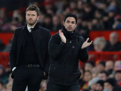 ميكيل أرتيتا مدرب أرسنال ومايكل كاريك مدرب مانشستر يونايتد خلال مواجهتهما بالدوري الإنجليزي الممتاز - 2 ديسمبر 2021 - Reuters