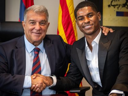 ماركوس راشفورد بعد توقيع عقد انتقاله إلى برشلونة وإلى جواره رئيس النادي جوان لابورتا - 23 يوليو 2025 - facebook.com/fcbarcelona