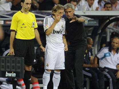 جوزيه مورينيو مدرب ريال مدريد السابق ولوكا مودريتش خلال ظهوره الأول مع الفريق - 21 مايو 2025 - x@_LGalacticos