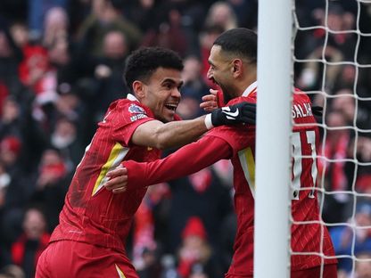 محمد صلاح يحتفل مع لويس دياز صاحب هدف ليفربول الأول ضد ولفرهامبتون - 16 فبراير 2025 - Reuters