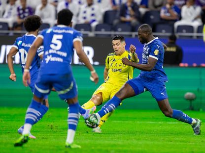 كريستيانو رونالدو قائد النصر بمواجهة مدافعي الهلال بدوري روشن السعودي - 4 أبريل 2025 - X/@SPL