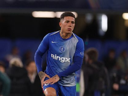 لاعب تشيلسي إنزو فرنانديز خلال الإحماء قبل مواجهة باريس سان جيرمان في دوري أبطال أوروبا  - 17 مارس 2026 - Reuters