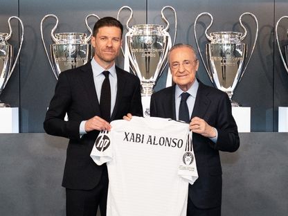 تشابي ألونسو مدرب ريال مدريد مع فلورنتينو بيريز رئيس النادي في حفل توقيع العقد - 26 مايو 2025 - X/@realmadrid