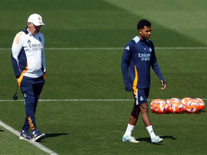 رودريغو خلال تدريب لريال مدريد وبدا المدرب السابق كارلو أنشيلوتي - 13 مايو 2025 - Reuters