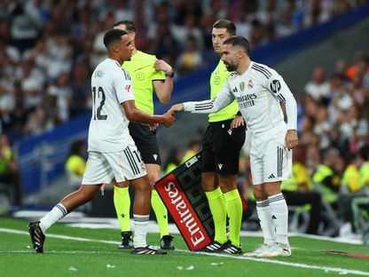 ترينت ألكسندر أرنولد لاعب ريال مدريد يغادر الملعب بعد إصابته في مباراة مارسيليا وداني كارفاخال يشارك بدلاً منه - 16 سبتمبر 2025 - REUTERS