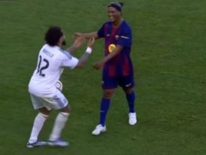لقطة من المشادة الطريفة بين رونالدينيو ومارسيلو خلال كلاسيكو الأساطير - 22 فبراير 2026 - X/@CBSSportsGolazo