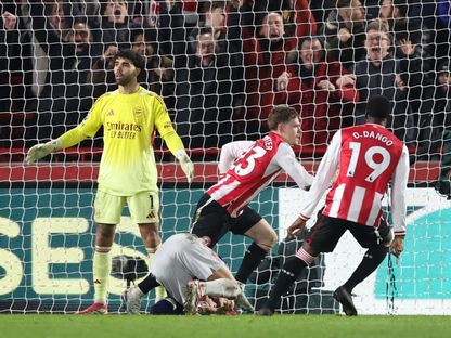 دافيد رايا حارس مرمى أرسنال لحظة تلقيه هدف التعادل من برينتفورد في الدوري الإنجليزي الممتاز - 12 فبراير 2026 - Reuters