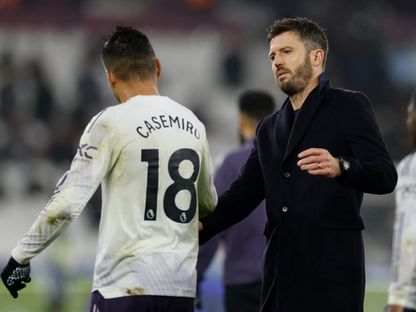 مايكل كاريك مدرب مانشستر يونايتد يسلم على لاعبه كارلوس كاسيميرو بعد التعادل مع وست هام في الدوري الإنجليزي الممتاز - 10 فبراير 2026 - Reuters