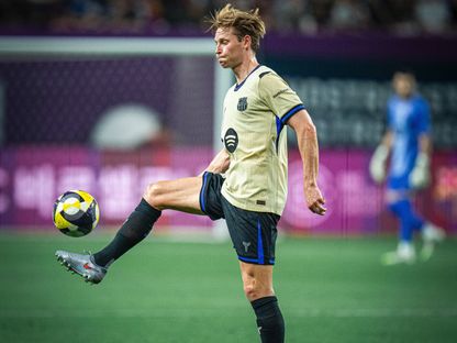 فرينكي دي يونغ خلال مباراة ودية بين برشلونة وأف سي سيول - 31 يوليو 2025 - X/@FCBarcelona_es