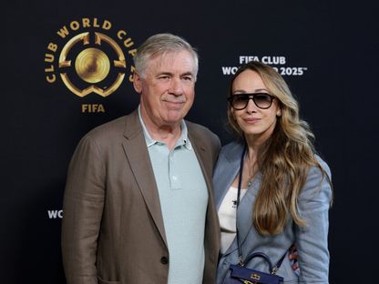 كارلو أنشيلوتي مدرب البرازيل وزوجته ماريان بارينا خلال حضور نهائي كأس العالم للأندية بين تشيلسي وباريس سان جيرمان - 13 يوليو 2025 - Reuters