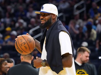 ليبرون جيمس لاعب لوس أنجلوس ليكرز خلال مواجهة فريقه أمام غولدن ستيت ووريورز بالموسم التحضيري للدوري الأميركي لكرة السلة - 5 أكتوبر 2025 - Reuters