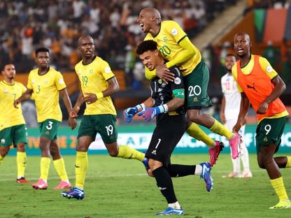 لاعبو جنوب إفريقيا يحتفلون بالحارس وليامز بعد قيادته للفريق باحتلال المركز الثالث في أمم إفريقيا 2023 - Reuters