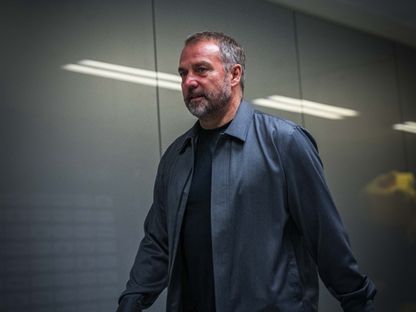 هانزي فليك مدرب برشلونة خلال وصوله إلى الملعب لمواجهة أتلتيك بلباو في كأس السوبر الإسبانية - 7 يناير 2026 - X/@FCBarcelona_es