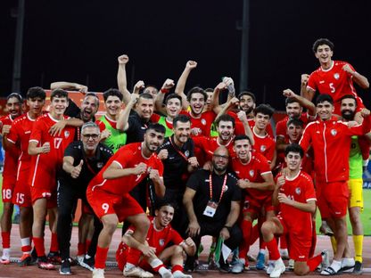 لاعبو منتخب سوريا يحتفلون بالفوز على فلسطين في بطولة غرب آسيا للشباب- 26 يونيو 2024 - X/@waffootball