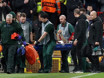 لاعب غلطة سراي نوا لانغ على نقالة بعد إصابته خلال مباراة ضد ليفربول في دوري أبطال أوروبا  - 18 مارس 2026 - Reuters