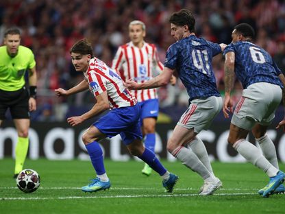 خوليان ألفاريز مهاجم أتلتيكو مدريد يحاول المرور بالكرة وسط رقابة من لاعبي أرسنال - 29 أبريل 2026 - REUTERS