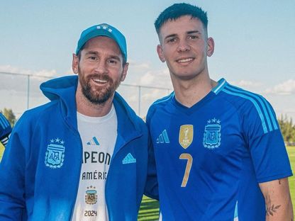 فرانكو ماستانتونو لاعب ريفر بليت الصاعد برفقة ليونيل ميسي - 13 أكتوبر 2024 - X@Mastantuono07