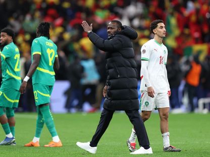 باب ثياو مدرب السنغال يحث لاعبيه على مغادرة الملعب احتجاجا على ركلة الجزاء التي منحت للمغرب في نهائي كأس أمم إفريقيا - 18 يناير 2026 - Reuters