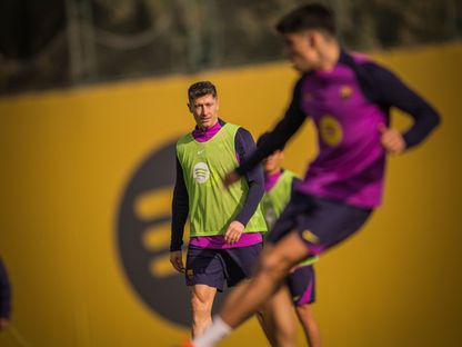 روبرت ليفاندوفسكي خلال تدريبات برشلونة قبل مواجهة أوساسونا في الدوري الإسباني - 12 ديسمبر 2025 - X@FCBarcelona