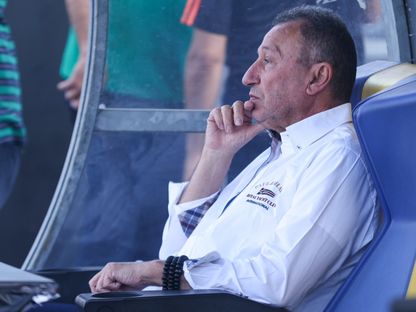 محمود الخطيب رئيس النادي الأهلي المصري في استاد القاهرة أثناء تدريبات الفريق - 24 مايو 2025 - X/@AlAhly